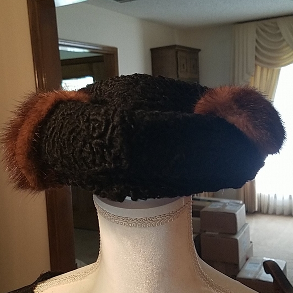 Vtg. Black pill-box style hat with mink accent - Picture 1 of 2